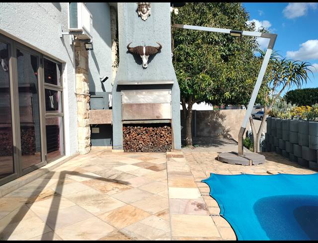 6 BEDROOM FREESTANDING FOR SALE IN BERGSIG